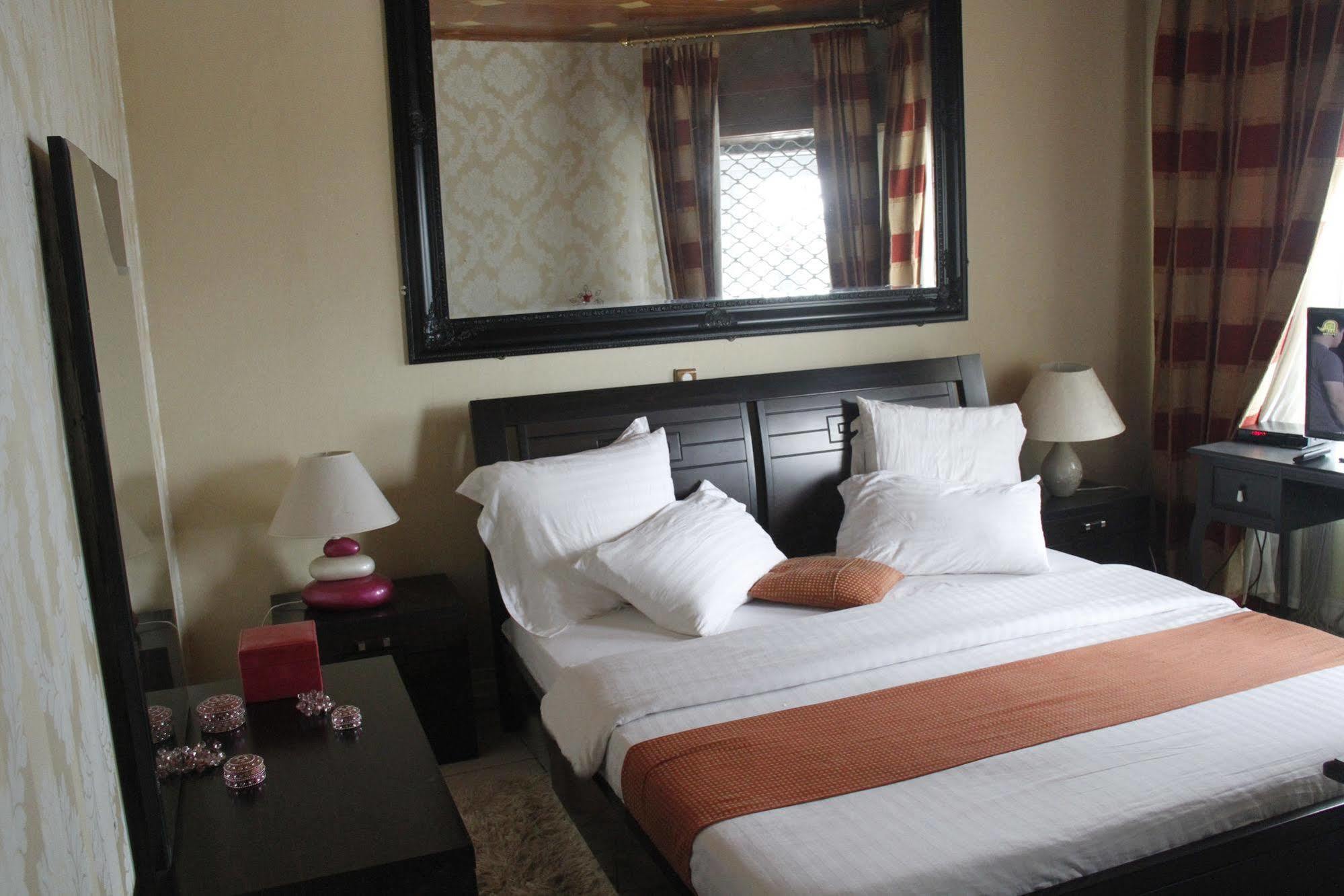 Saddle Hill Ranch Hotel Bafut Buitenkant foto